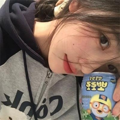 别惹那个抱玩偶的，她打架贼凶